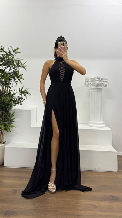 Abito da sera con scollo all'americana in pizzo nero e design speciale